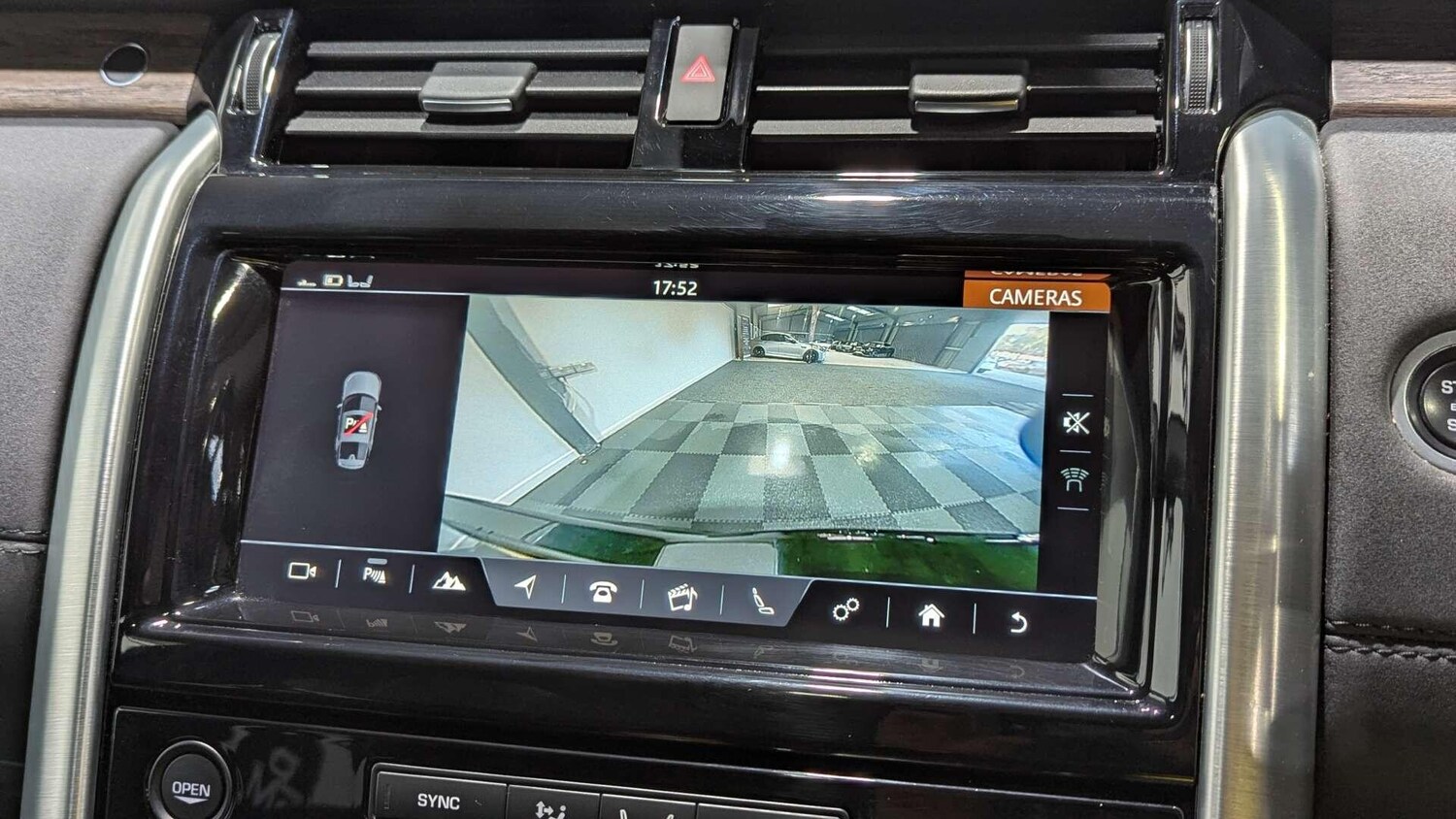 Used Land Rover Discovery 2017 for sale - 77039799: Photo 40