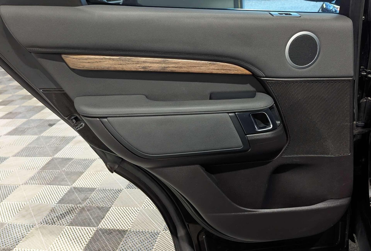 Used Land Rover Discovery 2017 for sale - 76886367: Photo 27