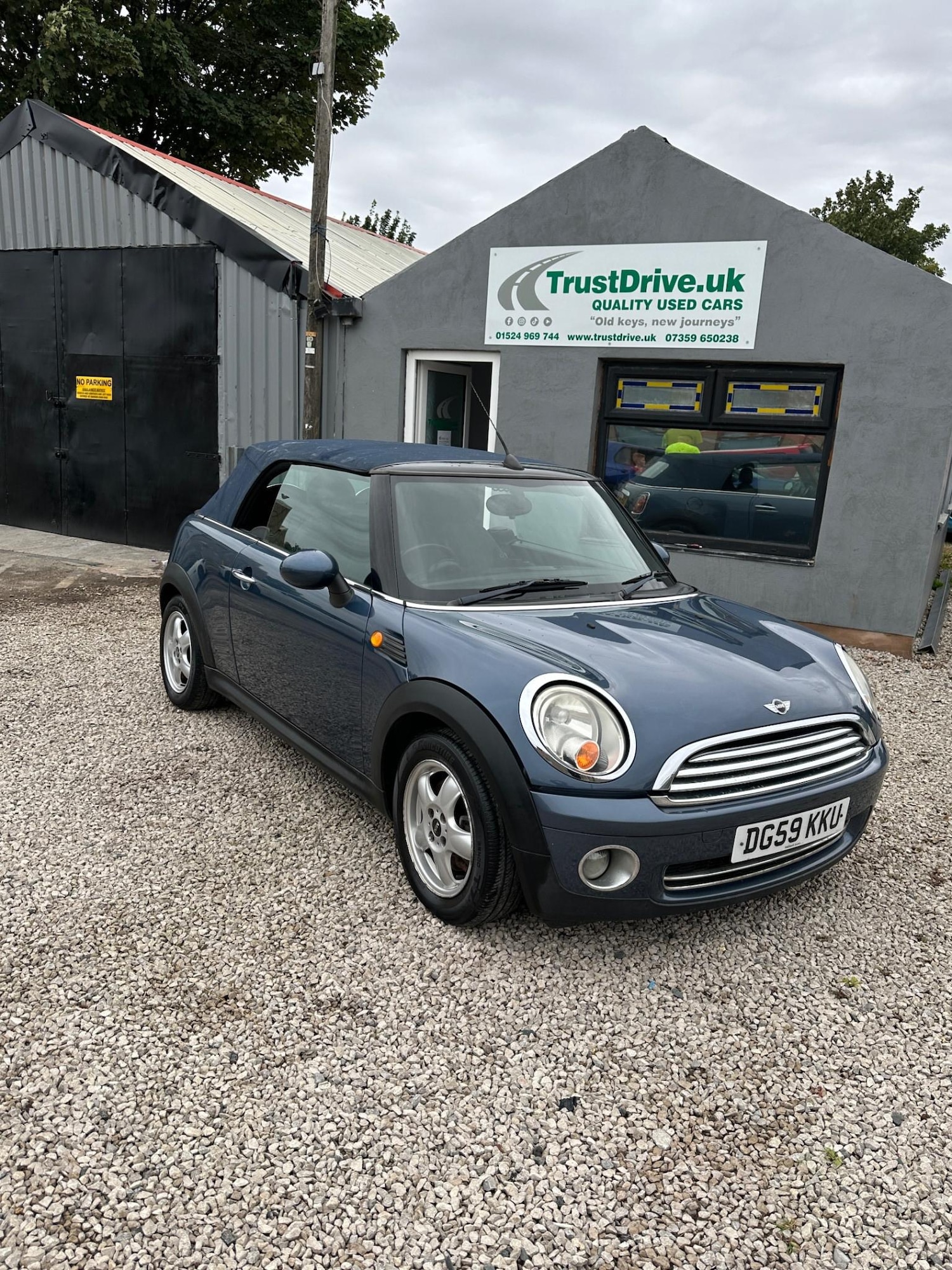 Used MINI Convertible 2009 for sale - 77707075: Photo 2