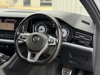 Used Volkswagen Touareg 2018 for sale - 79150303: Photo