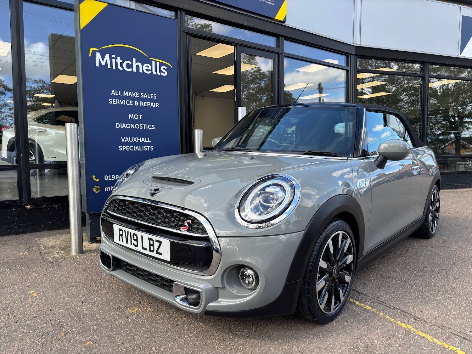 Used MINI Convertible 2019 for sale - 76203877: Photo 2