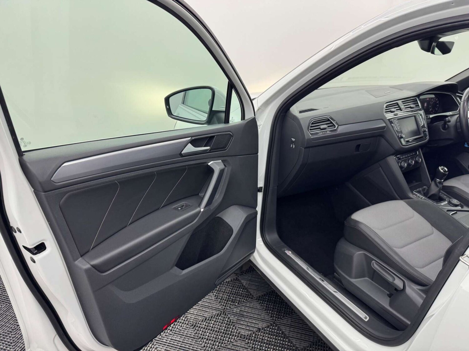 Used Volkswagen Tiguan 2017 for sale - 77844611: Photo 61