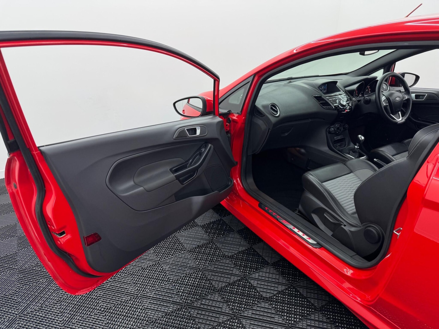 Used Ford Fiesta 2015 for sale - 77101976: Photo 37