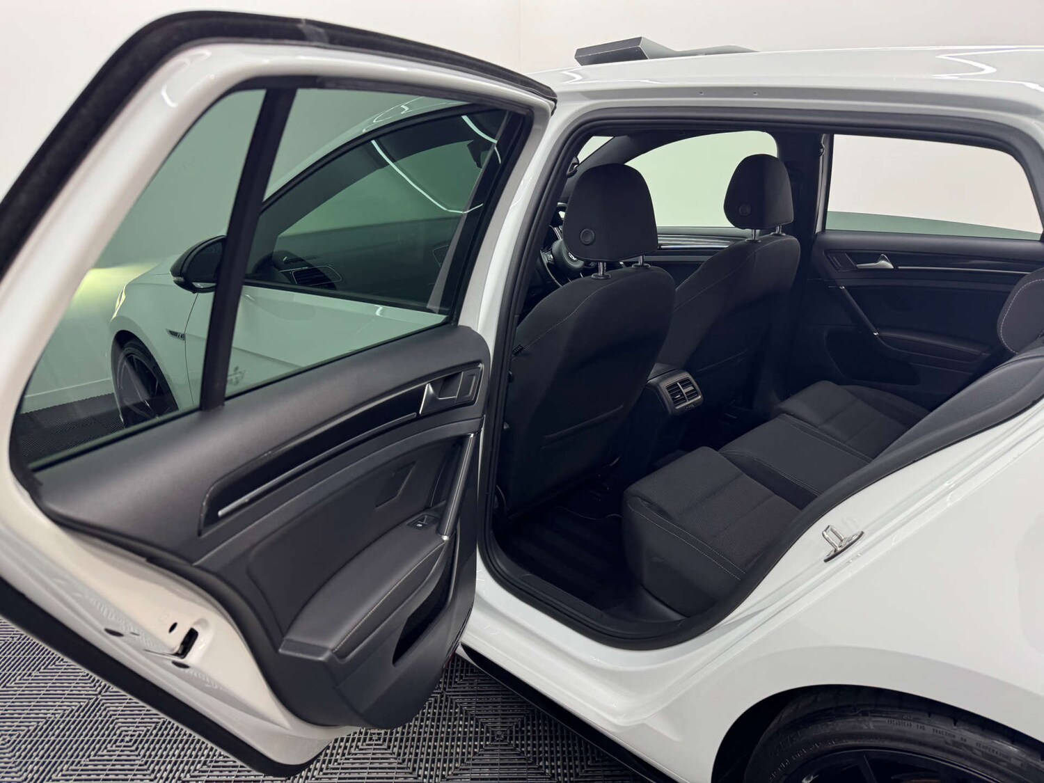 Used Volkswagen Golf 2018 for sale - 77844612: Photo 35