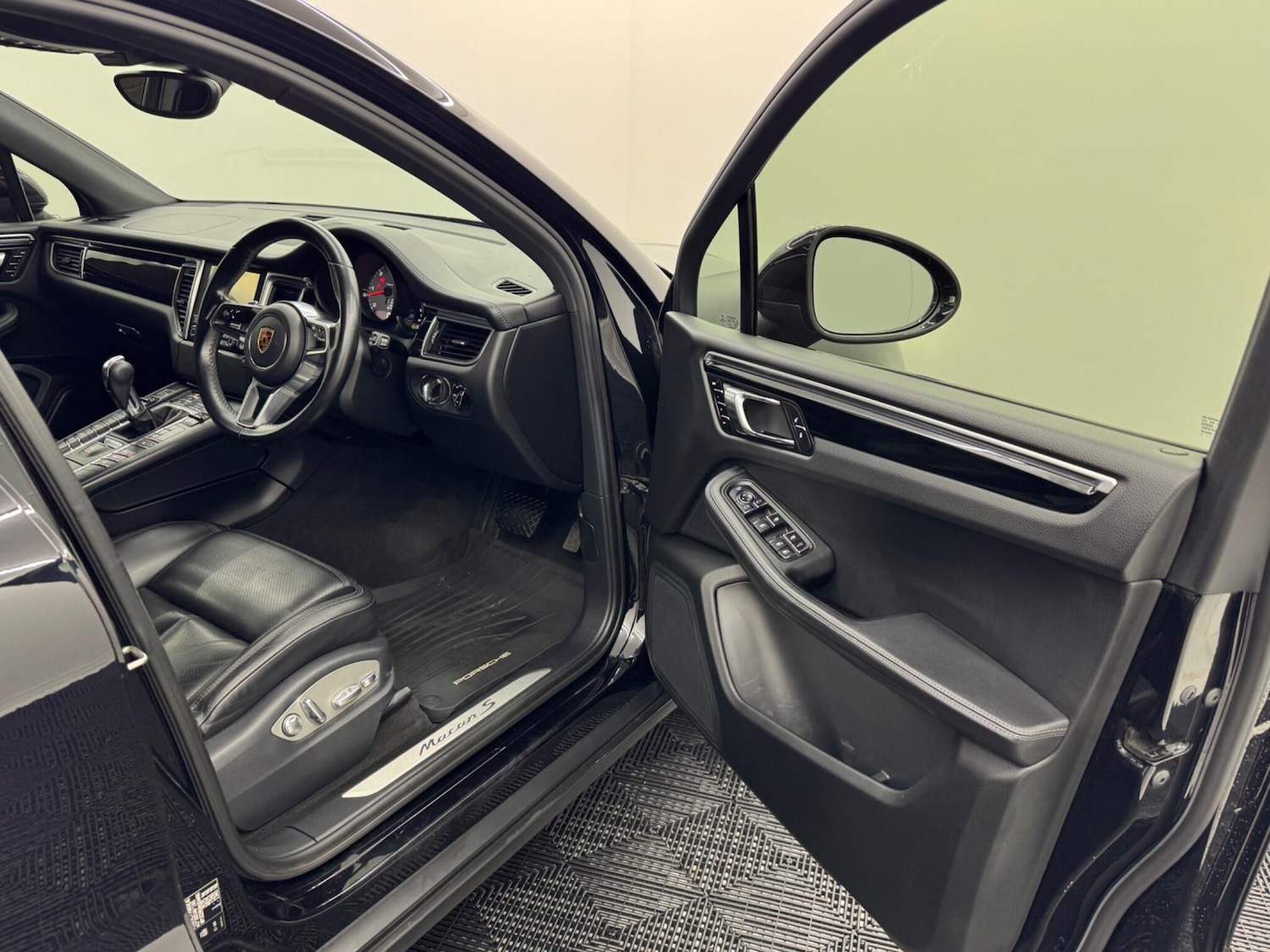 Used Porsche Macan 2016 for sale - 76898384: Photo 97