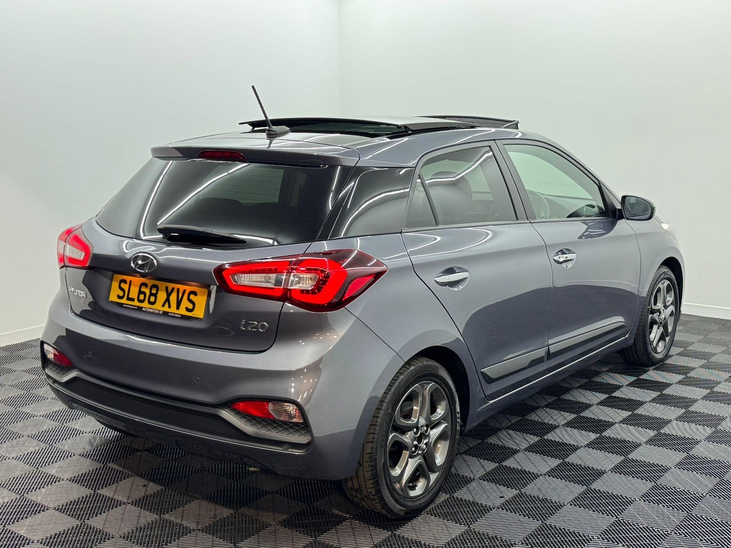 Used Hyundai i20 2018 for sale - 76043077: Photo 2