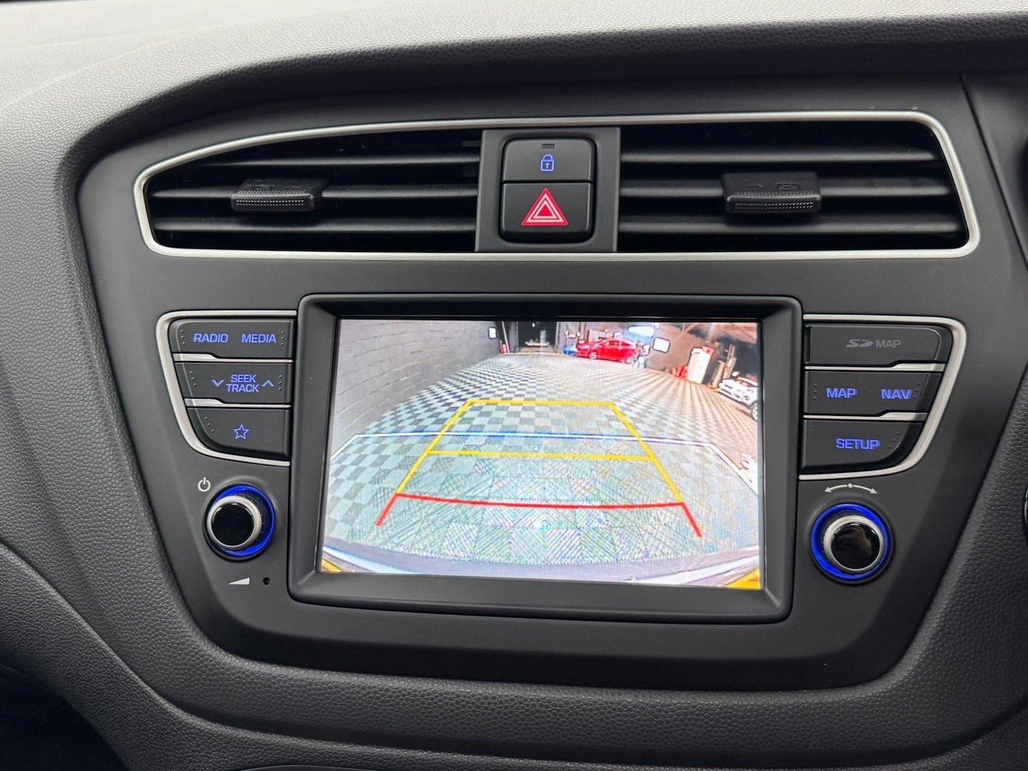 Used Hyundai i20 2018 for sale - 76043077: Photo 4