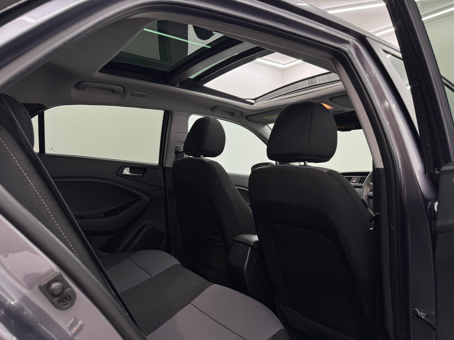 Used Hyundai i20 2018 for sale - 76043077: Photo 42