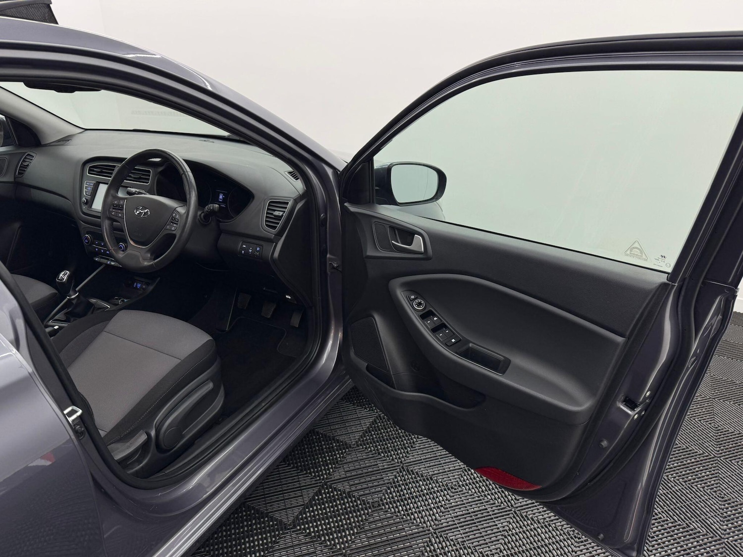 Used Hyundai i20 2018 for sale - 76043077: Photo 55