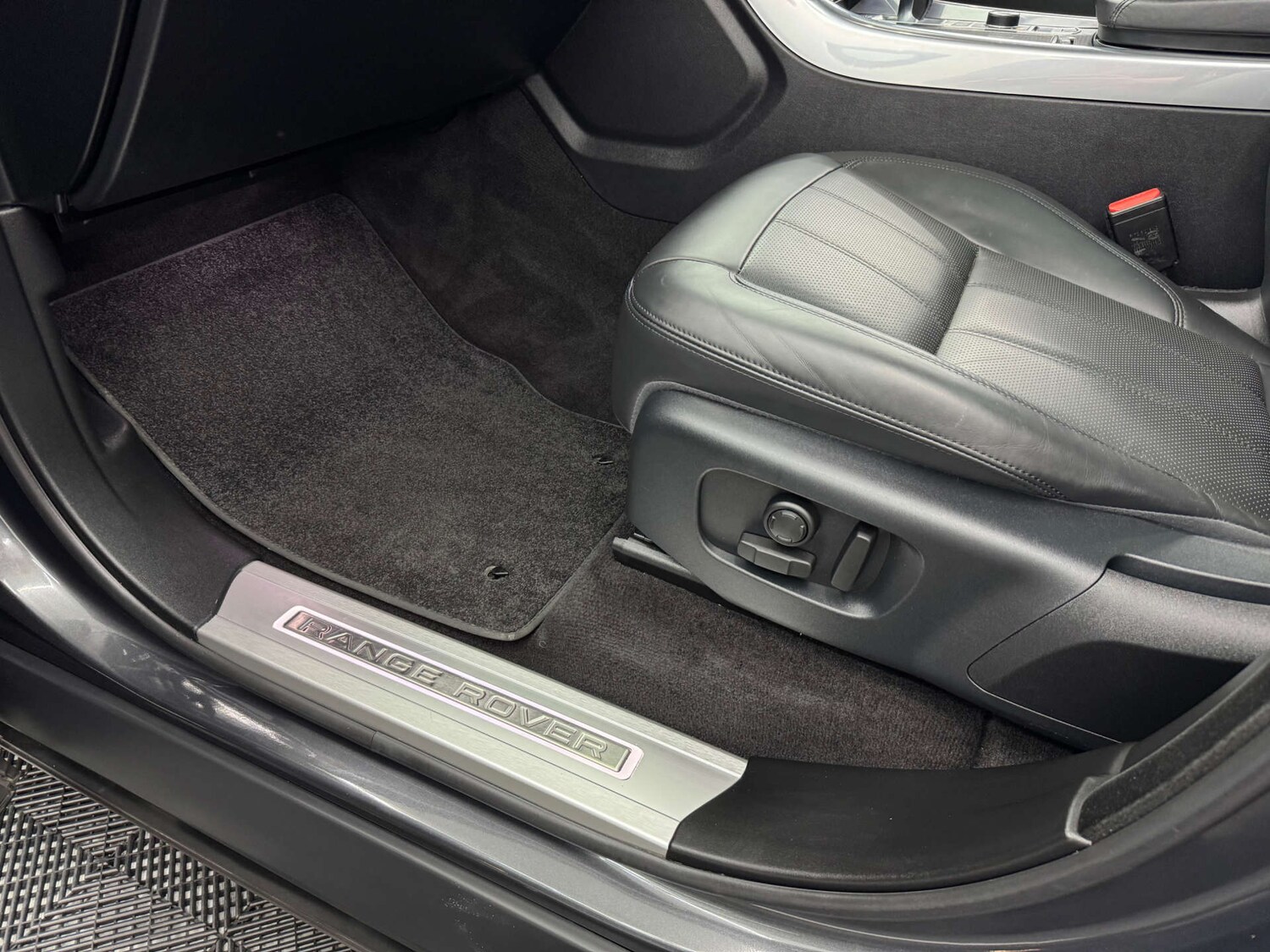 Used Land Rover Range Rover Sport 2018 for sale - 78172528: Photo 32