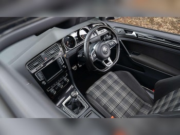 Used Volkswagen Golf 2015 for sale - 77705299: Photo