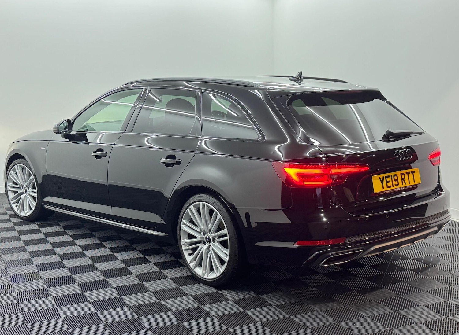 Used Audi A4 2019 for sale - 76849951: Photo 2