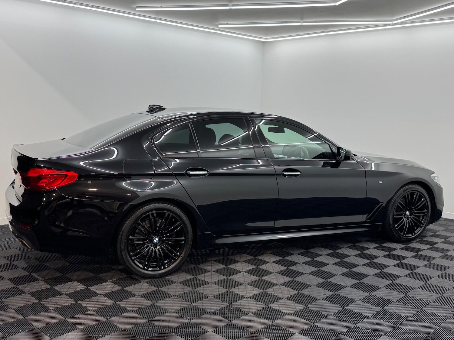 Used BMW 5 Series 2018 for sale - 76936204: Photo 32