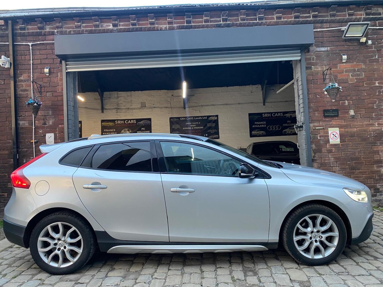 Used Volvo V40 Cross Country 2017 for sale - 76387294: Photo 2