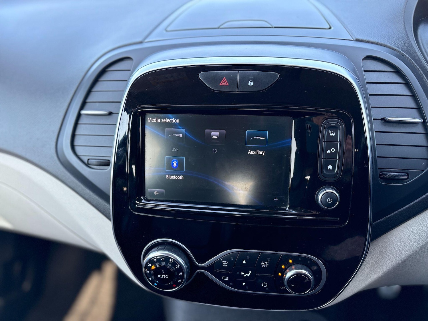 Used Renault Captur 2019 for sale - 77940324: Photo 19