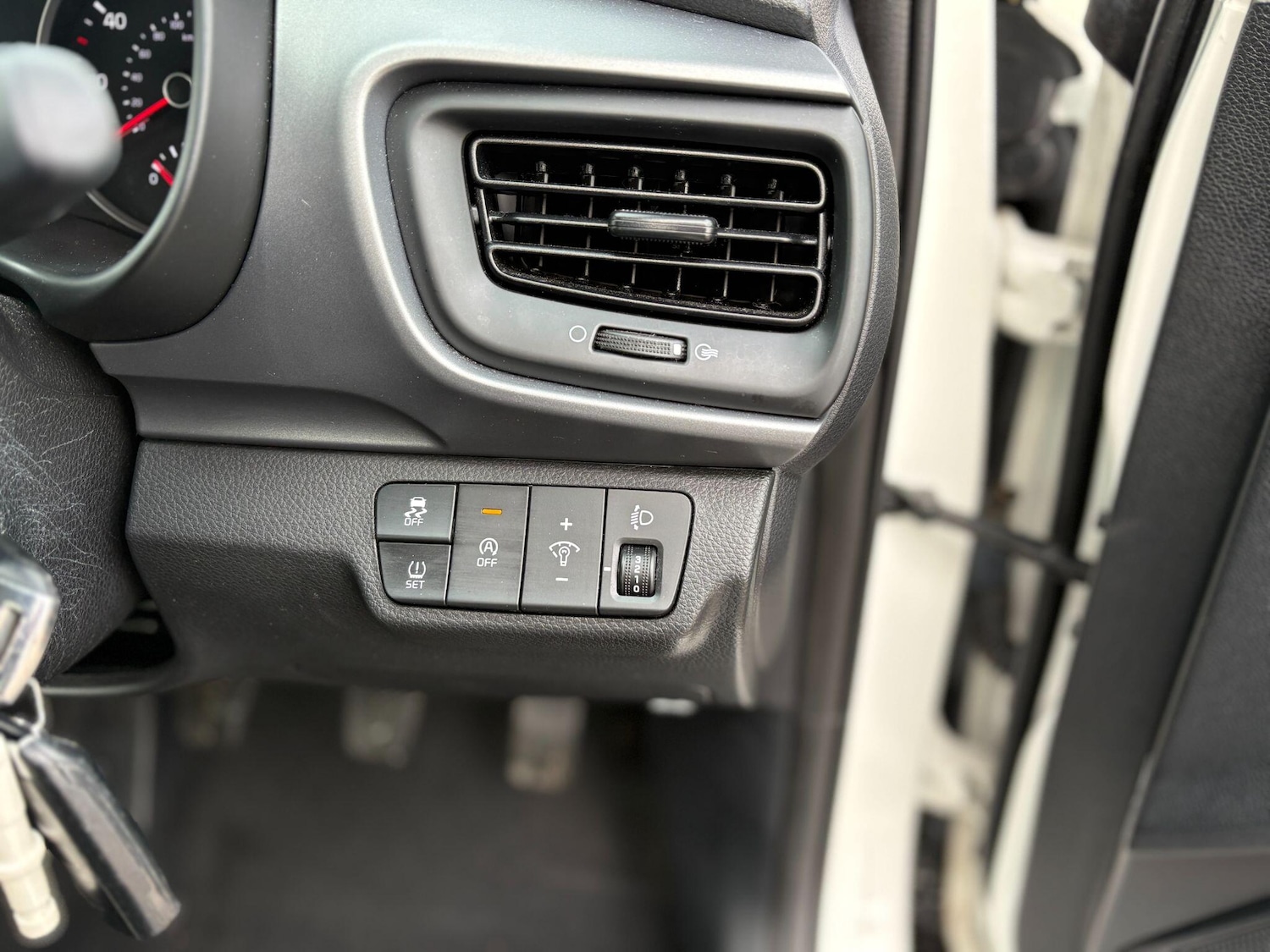 Used Kia Stonic 2023 for sale - 78046681: Photo 16