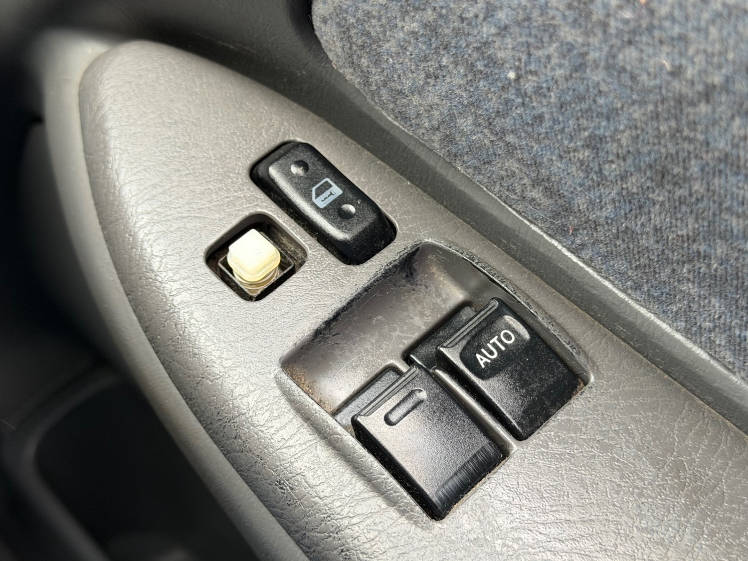 Used Toyota Avensis 2000 for sale - 77062073: Photo 19