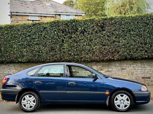 Used Toyota Avensis 2001 for sale - 75499649: Photo 2