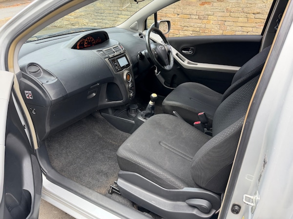 Used Toyota Yaris 2011 for sale - 76145753: Photo 8
