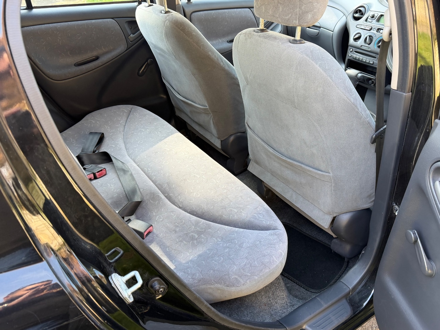 Used Toyota Yaris 2001 for sale - 77950340: Photo 8