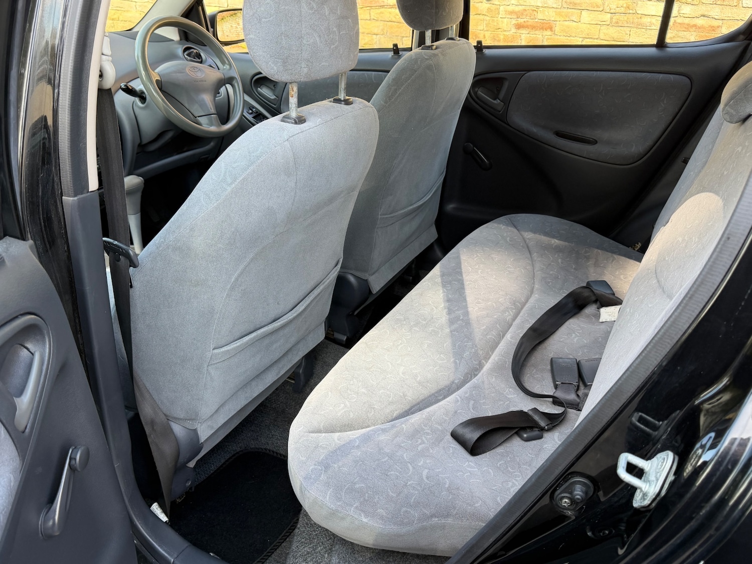 Used Toyota Yaris 2001 for sale - 77950340: Photo 9