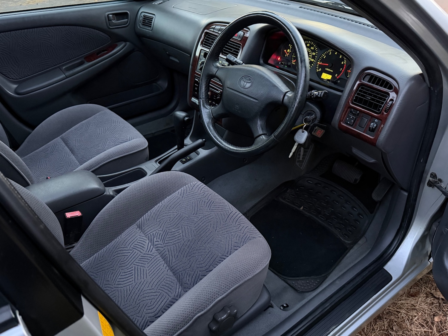 Used Toyota Avensis 1998 for sale - 76249722: Photo 9