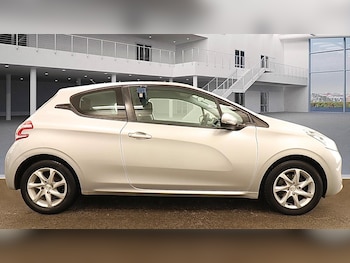 Used Peugeot 208 2015 for sale - 77707330: Photo