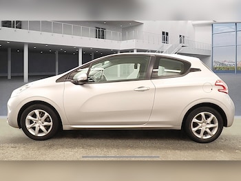Used Peugeot 208 2015 for sale - 77707330: Photo