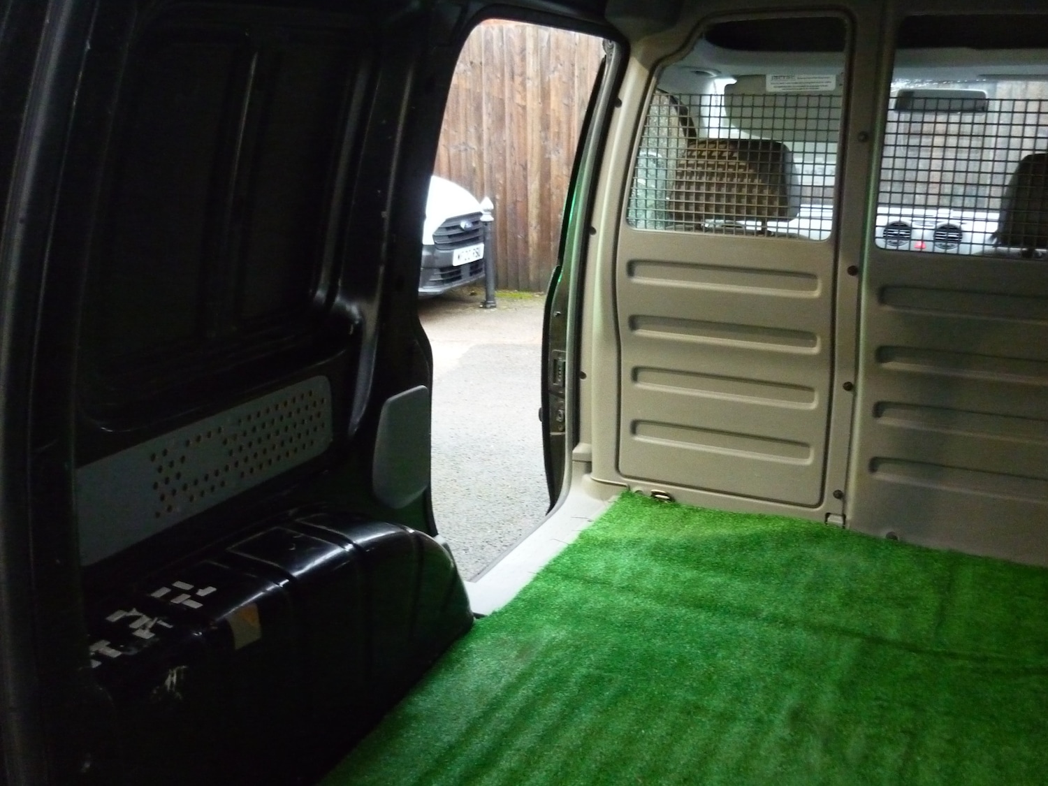 Used Volkswagen Caddy 2010 for sale - 77282077: Photo 5