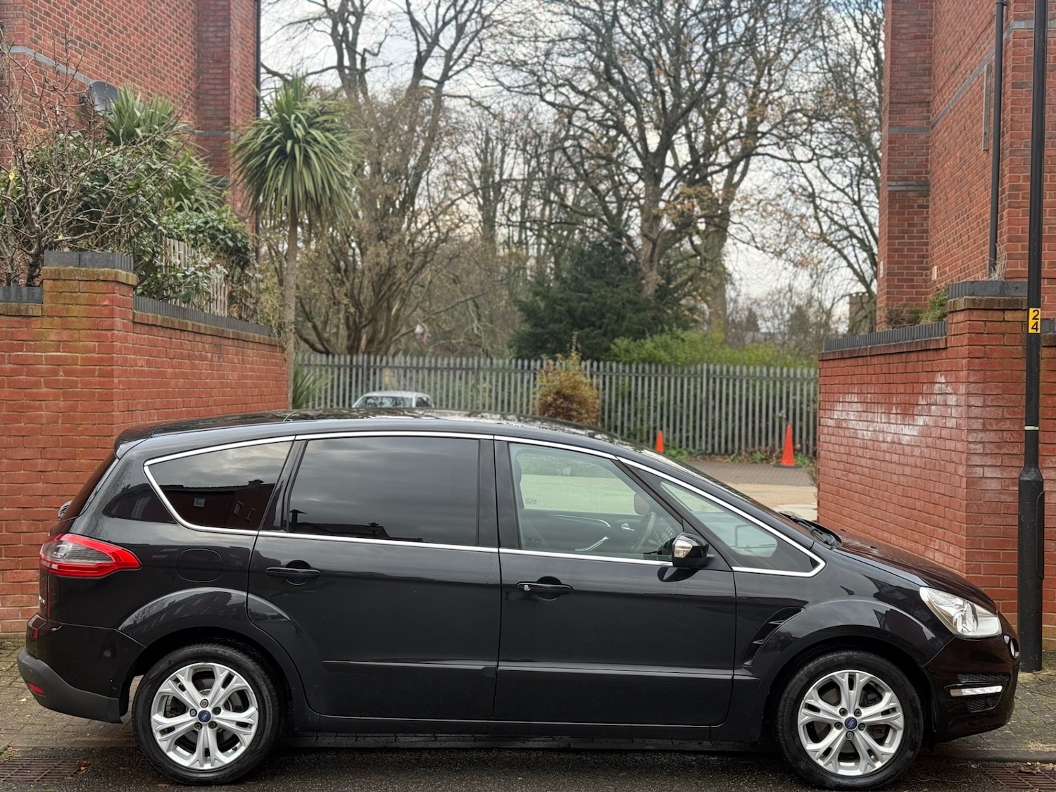 Used Ford S-Max 2013 for sale - 76682640: Photo 8