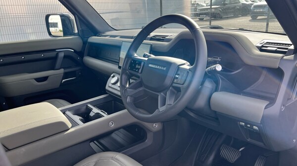 Used Land Rover Defender 2025 for sale - 76191142: Photo 24