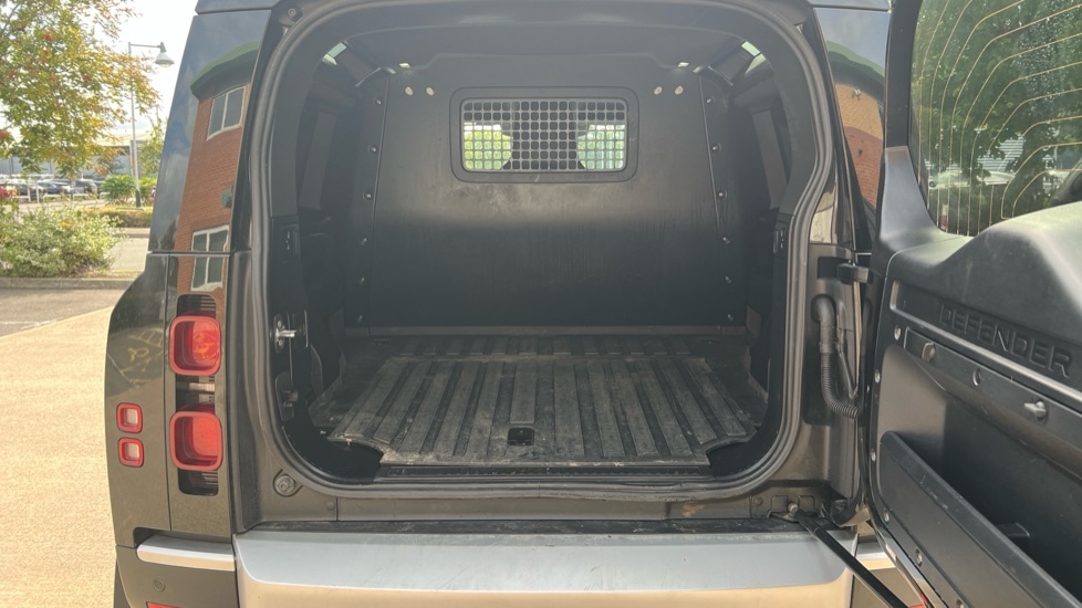 Used Land Rover Defender 2024 for sale - 76098041: Photo 10