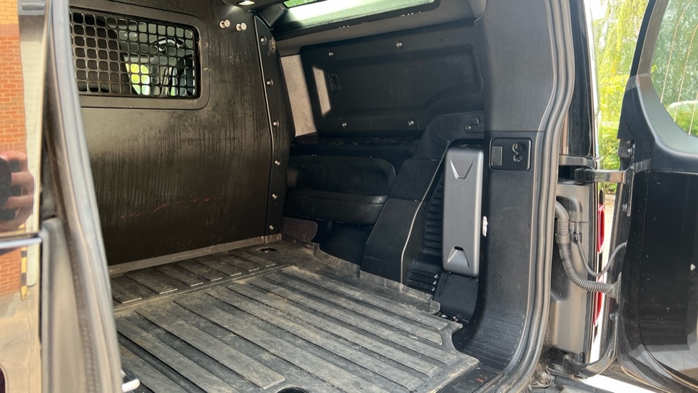 Used Land Rover Defender 2024 for sale - 76098041: Photo 4