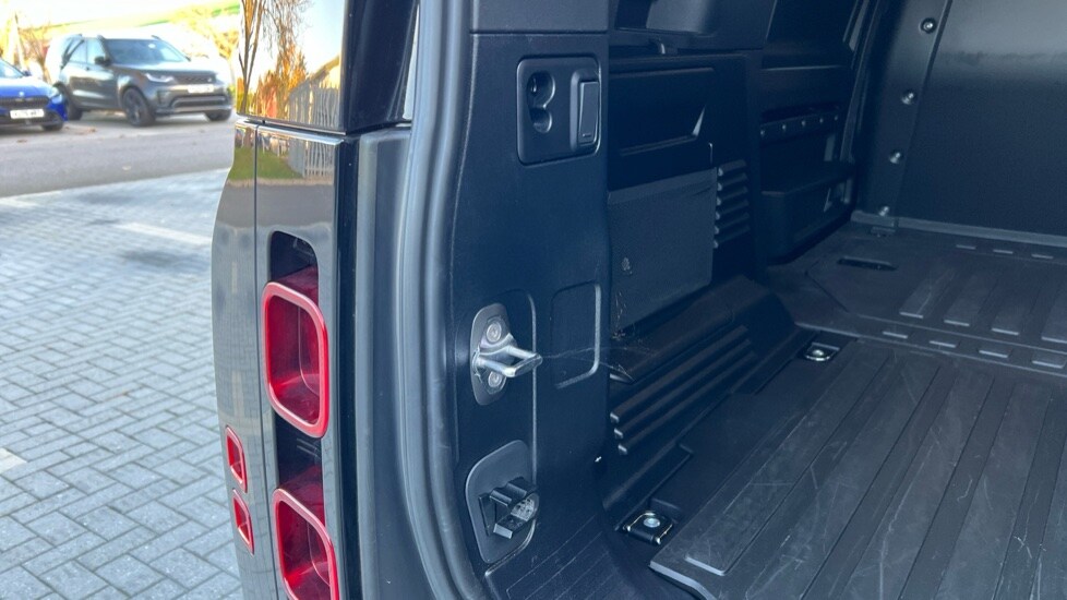 Used Land Rover Defender 2024 for sale - 77025518: Photo 38