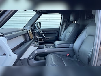 Used Land Rover Defender 2024 for sale - 77025518: Photo