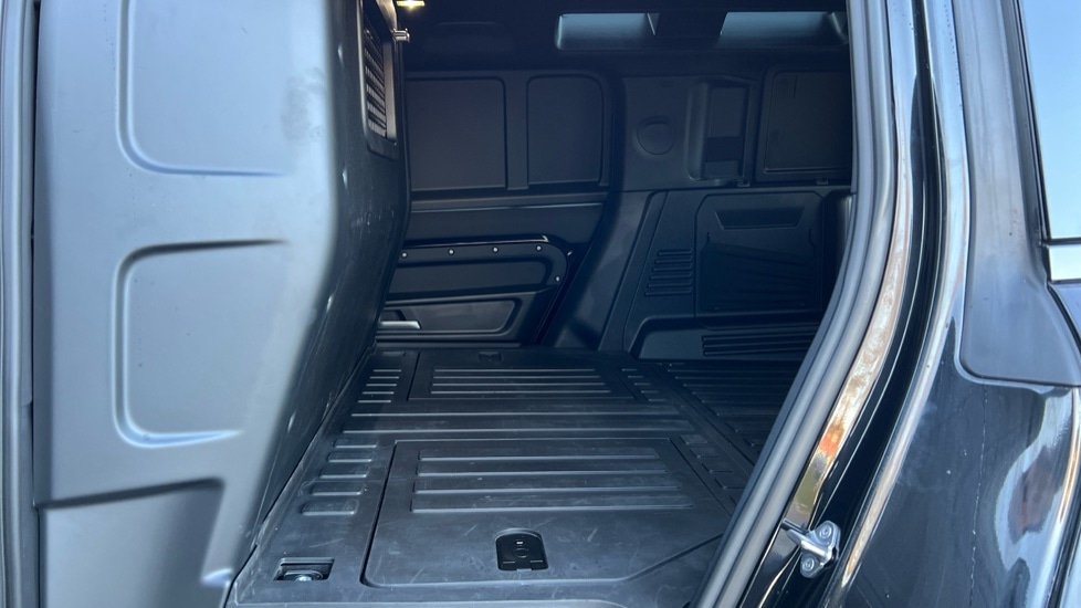 Used Land Rover Defender 2024 for sale - 77025518: Photo 4