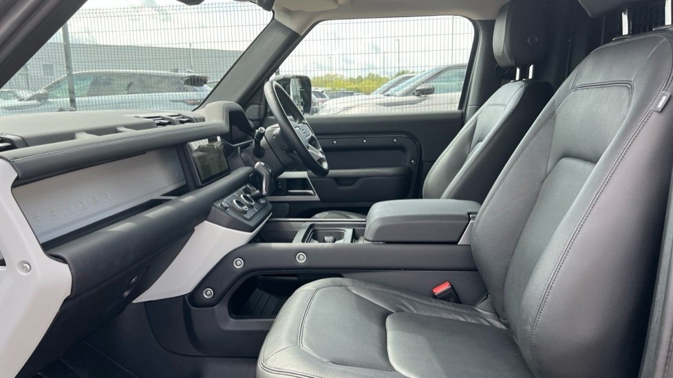 Used Land Rover Defender 2023 for sale - 76597840: Photo 3