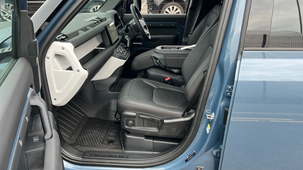 Used Land Rover Defender 2025 for sale - 76161357: Photo 3