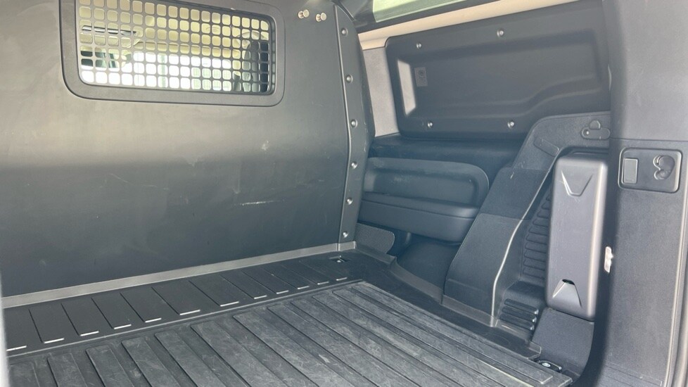 Used Land Rover Defender 2023 for sale - 76487470: Photo 4