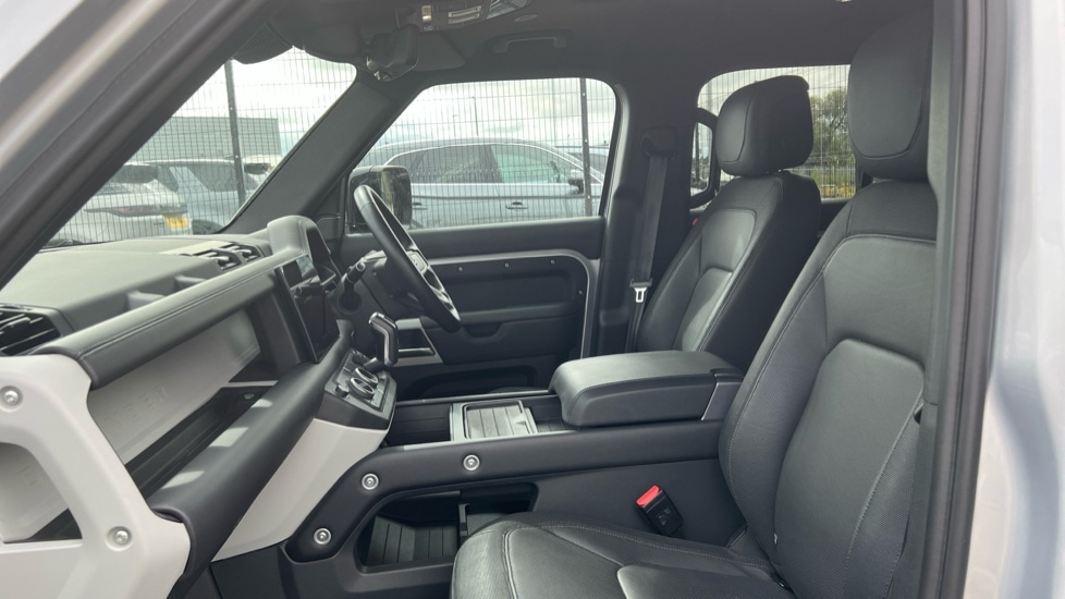 Used Land Rover Defender 2023 for sale - 76552425: Photo 3