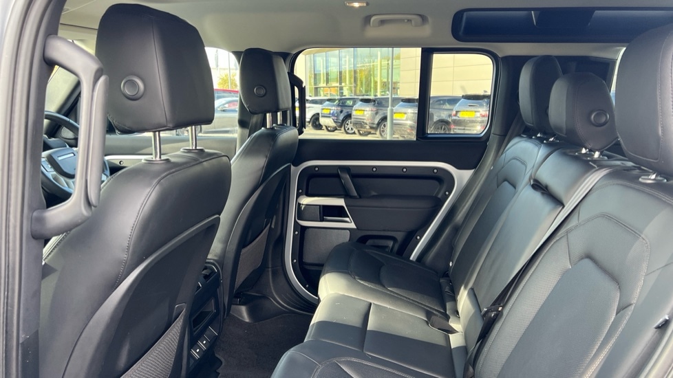 Used Land Rover Defender 2023 for sale - 76442105: Photo 4