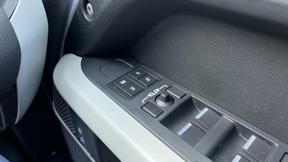 Used Land Rover Defender 2023 for sale - 76552458: Photo 46