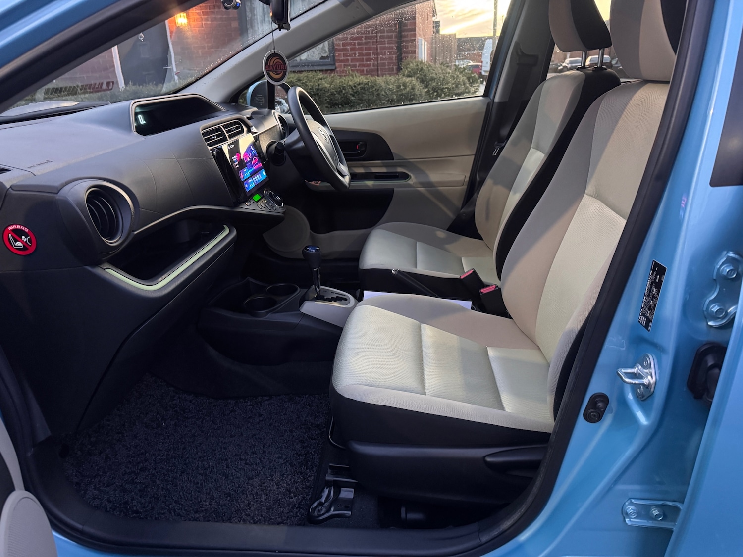 Used Toyota Aqua 2014 for sale - 76748685: Photo 8