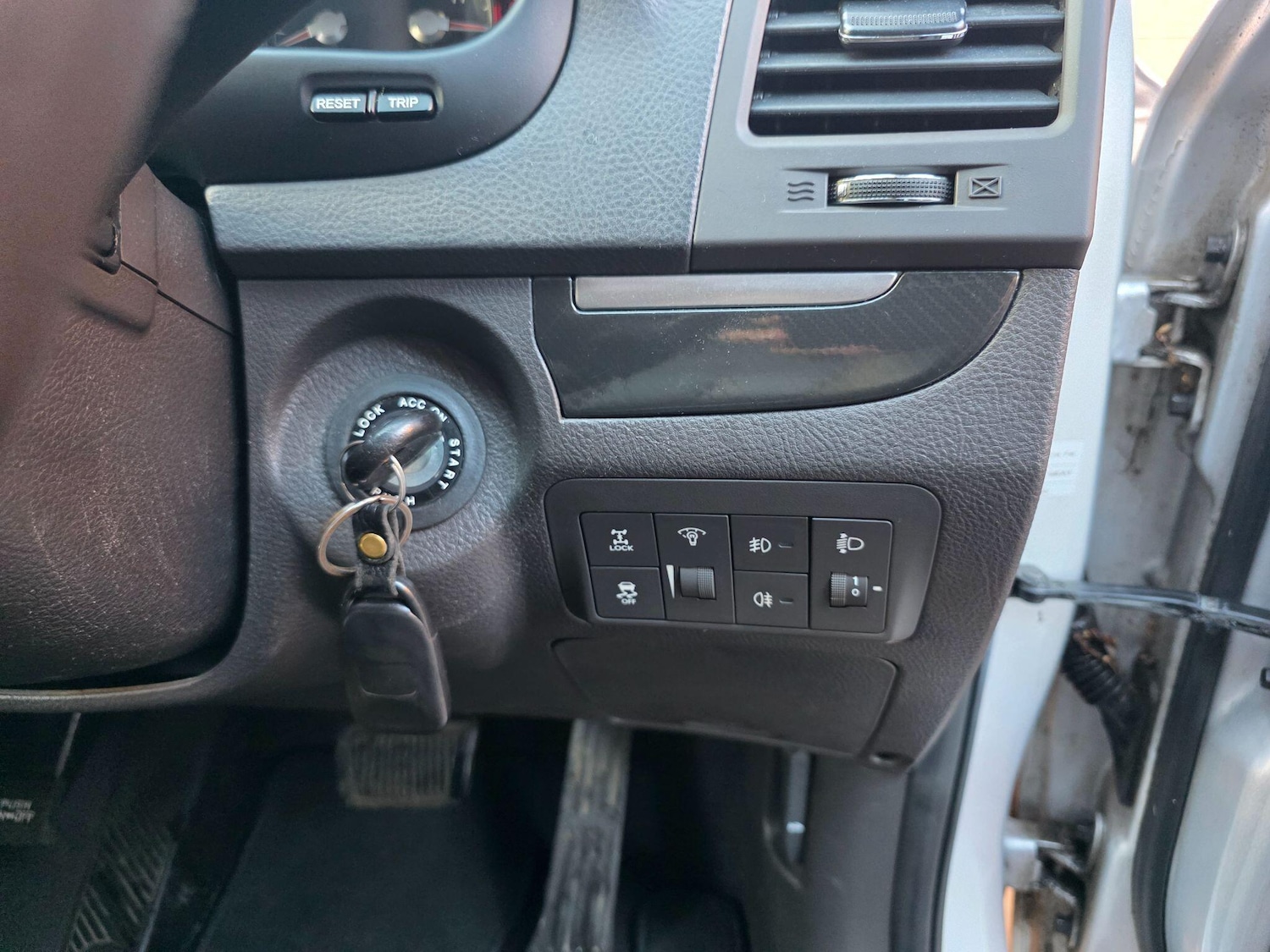 Used Hyundai Santa Fe 2012 for sale - 76772239: Photo 16