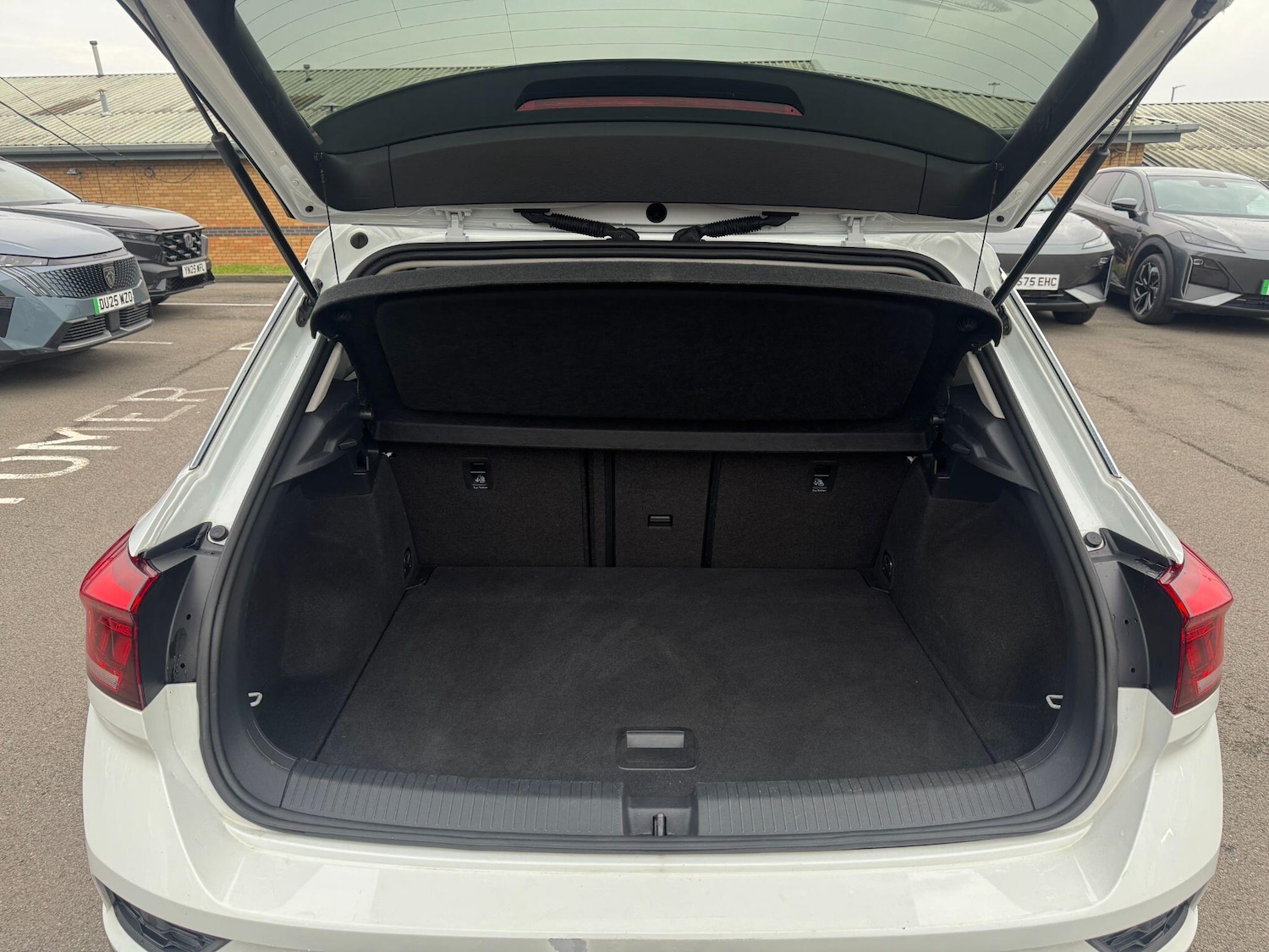 Used Volkswagen T-Roc 2018 for sale - 77330910: Photo 10