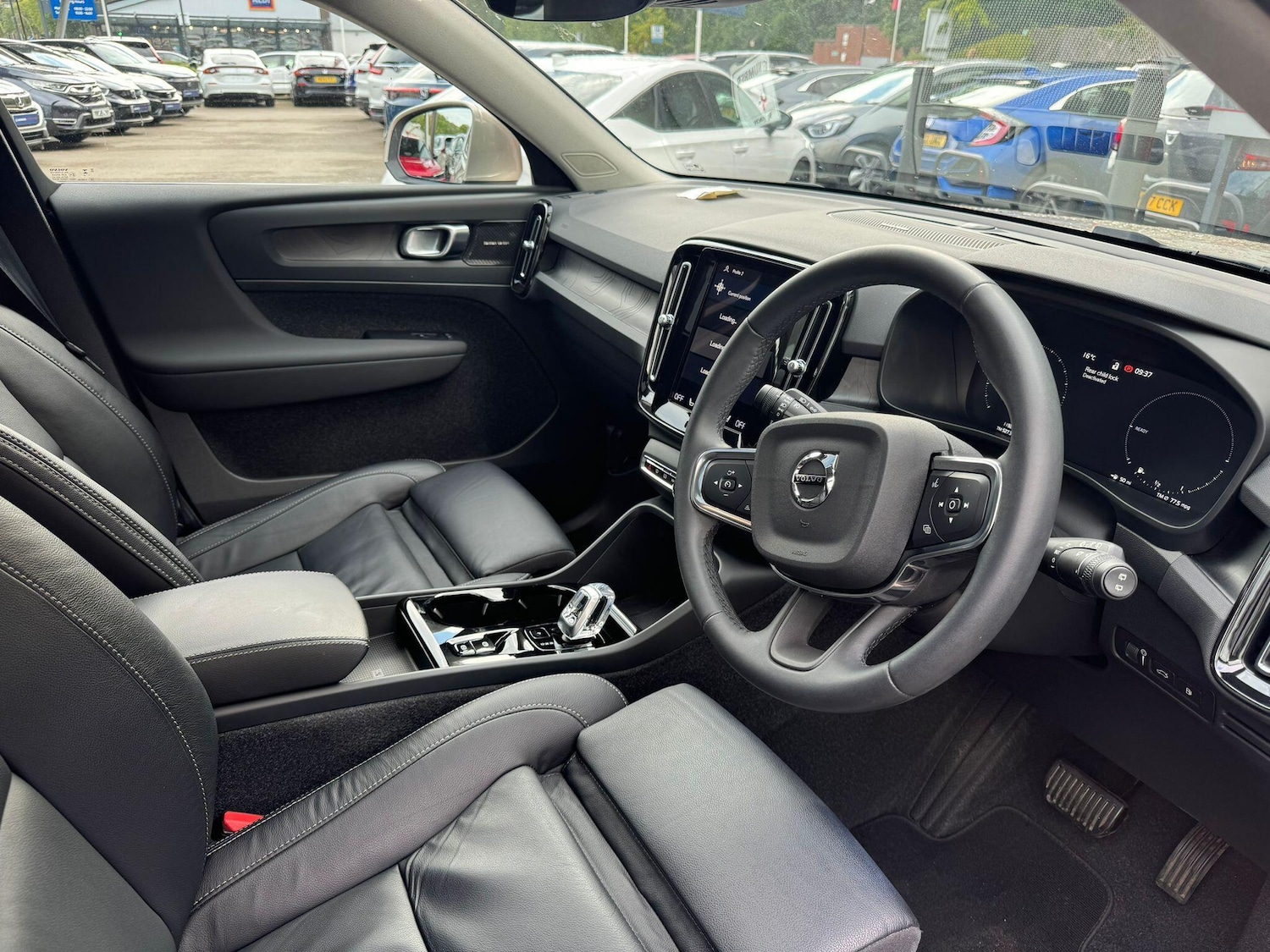 Used Volvo XC40 2023 for sale - 76898618: Photo 10