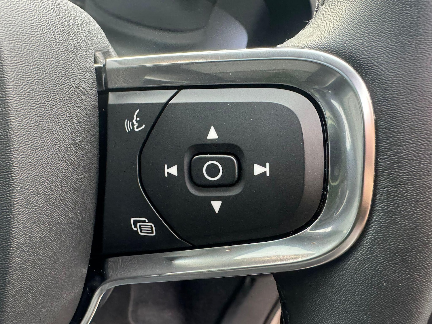 Used Volvo XC40 2023 for sale - 76898618: Photo 17