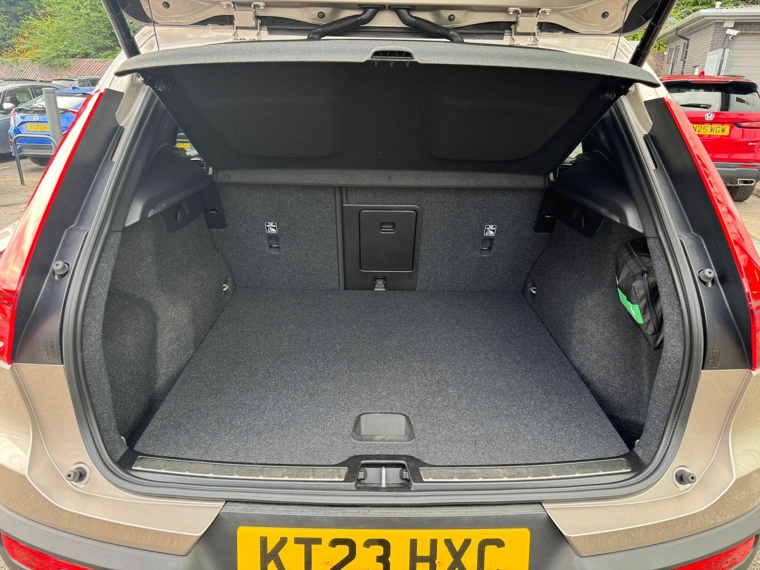 Used Volvo XC40 2023 for sale - 76898618: Photo 9