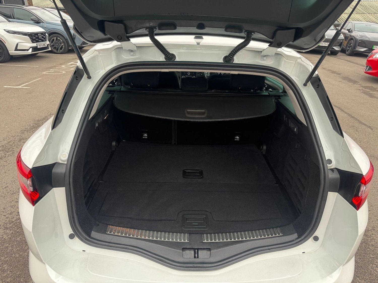 Used Renault Megane 2018 for sale - 77331309: Photo 10