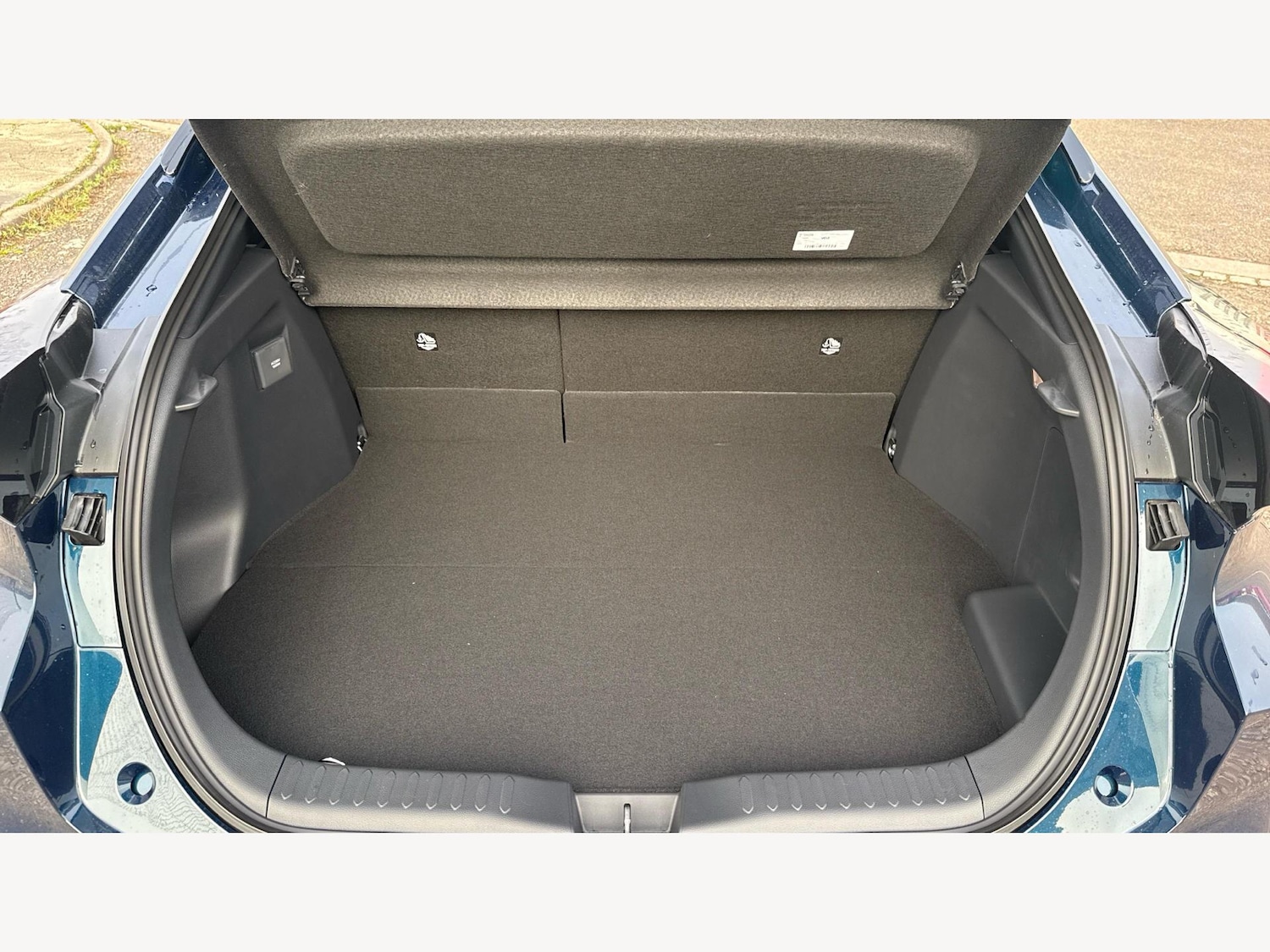 Used Toyota C-HR 2025 for sale - 77090942: Photo 16